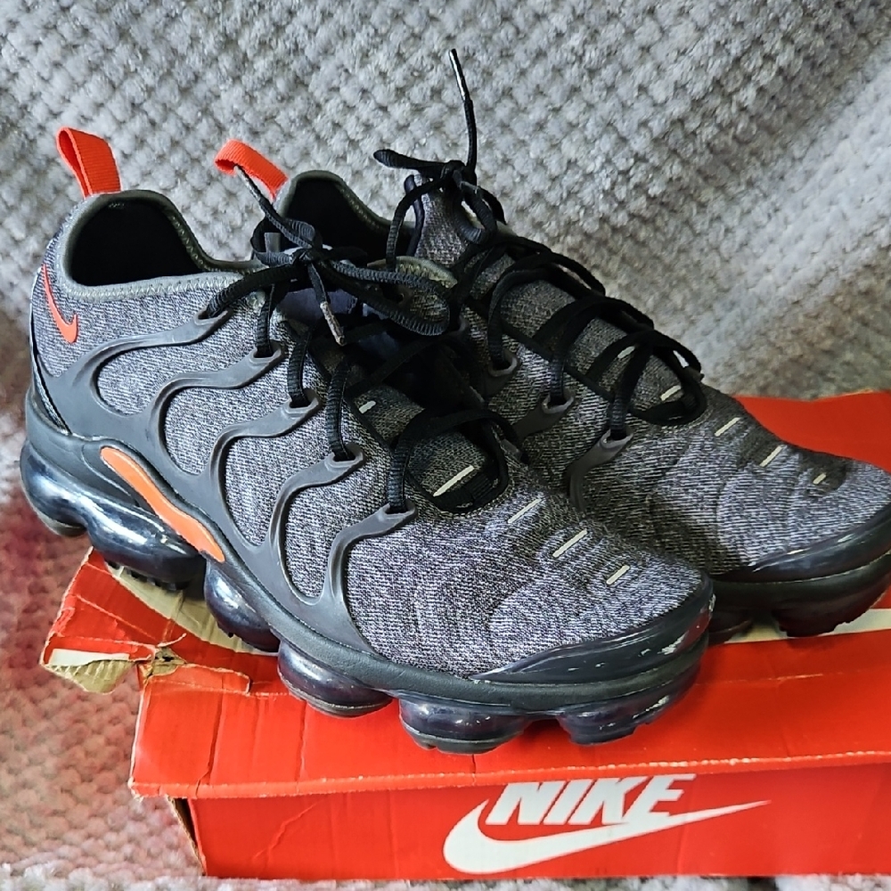 Nike Men's Black and Red Athletic Shoes